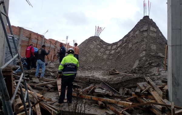 Atiende CRUM a lesionados tras colapso de cimbra en construcción en Morelia