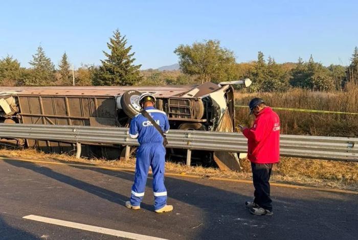 Atiende CRUM volcadura de autobús en la carretera Morelia-Pátzcuaro