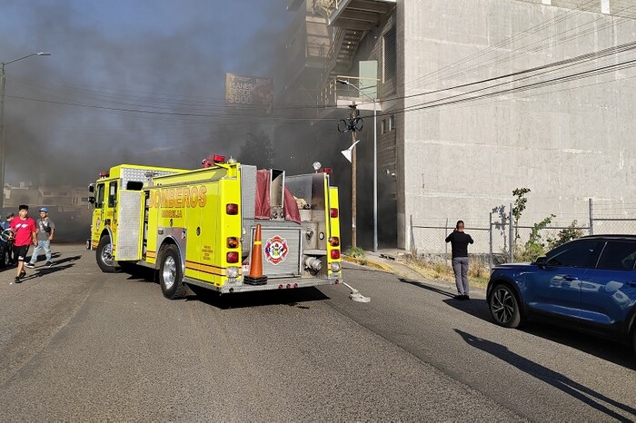 Atienden Bomberos y Policía Morelia incendio de vehículo en estacionamiento de gimnasio