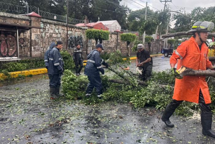 Atienden Brigadas Municipales reportes por lluvias de este viernes