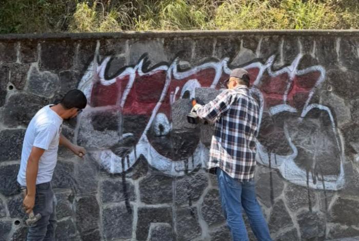 Atienden y retiran grafiti en el Estribo Grande de Pátzcuaro