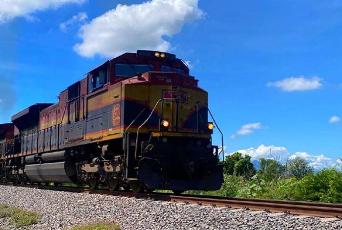 Atraviesan objetos en las vías y roban mercancía del tren en Arteaga