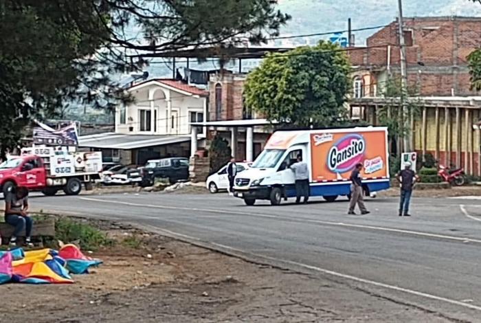 Atraviesan tráiler y camionetas en carreteras de Zamora