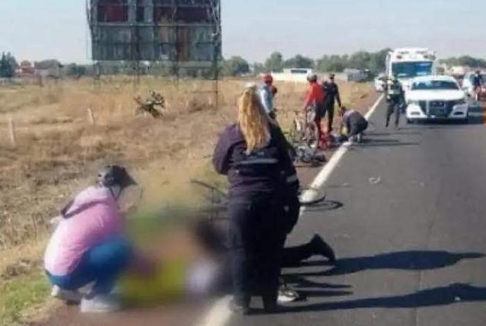 Atro pe llan a grupo de ciclistas; mue re una mujer