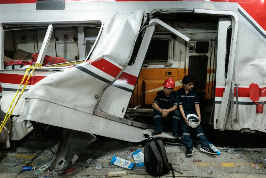 Aumenta a 14 personas muertas el choque de trenes en Indonesia