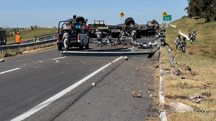  Aumenta a tres fallecidos y 23 lesionados de la GN saldo de volcadura en Autopista de Occidente