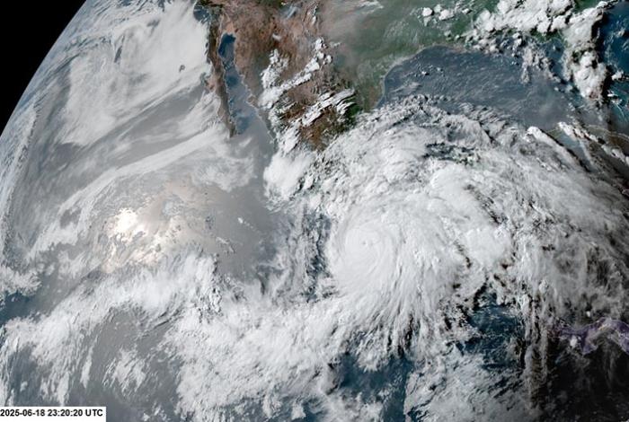  Aún no llega a las costas mexicanas y huracán Erick ya es categoría 3