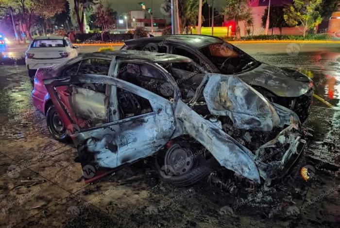Auto a gran velocidad choca con 2 estacionados en Camelinas