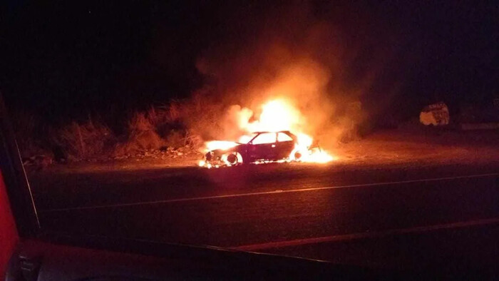  Auto arde en llamas en la autopista Siglo XXI