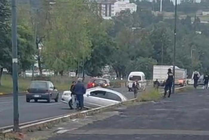 Auto cae a cuneta del dren pluvial en el libramiento de Morelia, entre las salidas a Charo y Salamanca