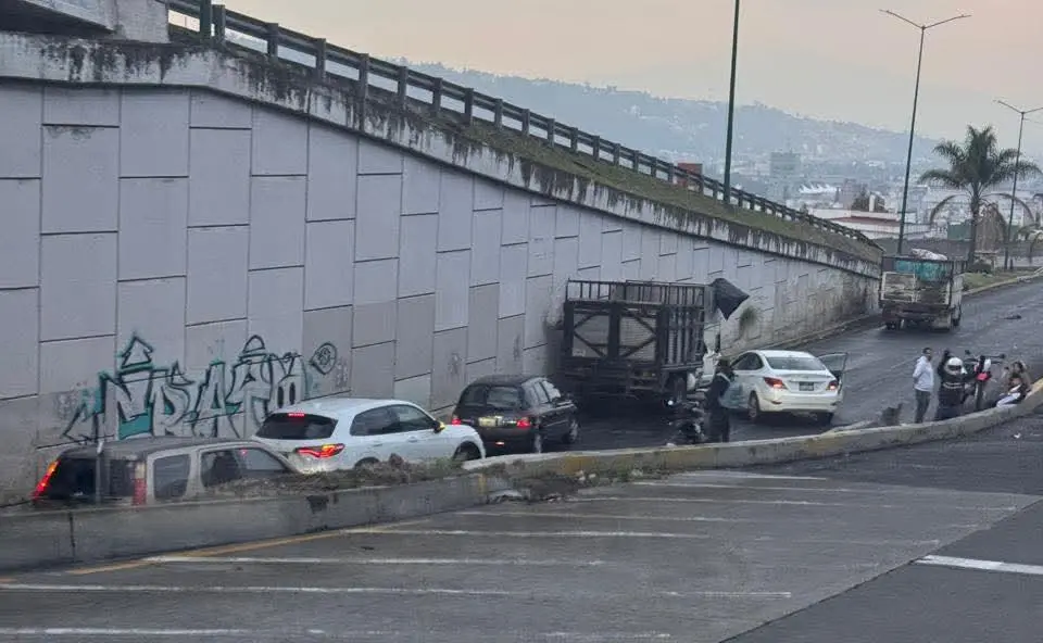 Auto choca camellón en el descenso de Tres Marías