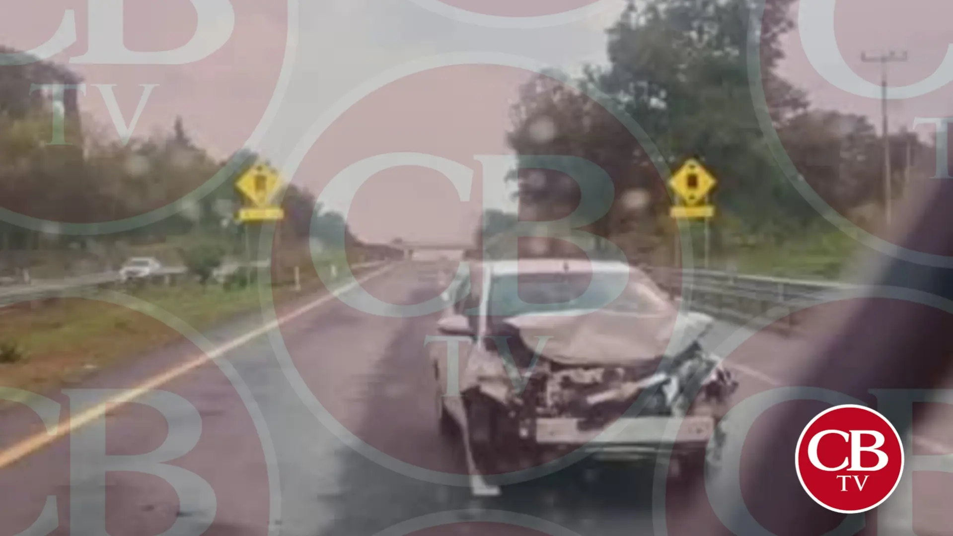 Auto choca con barrera de acero en la Siglo XXI