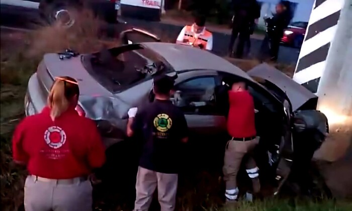  Auto choca contra base de puente en la Morelia – Pátzcuaro; hay 3 heridos