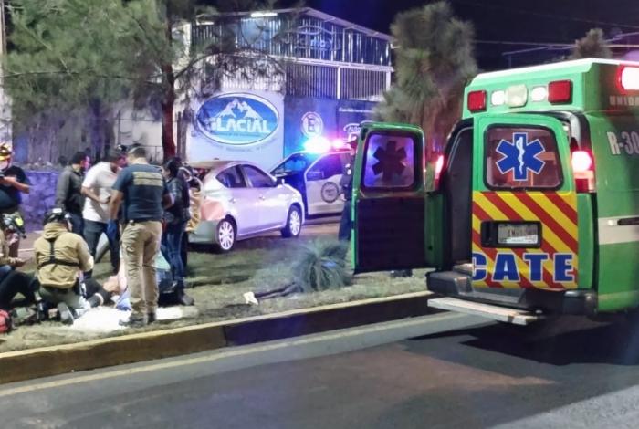 Auto choca contra camellón y árbol en la Calzada Benito Juárez de Uruapan