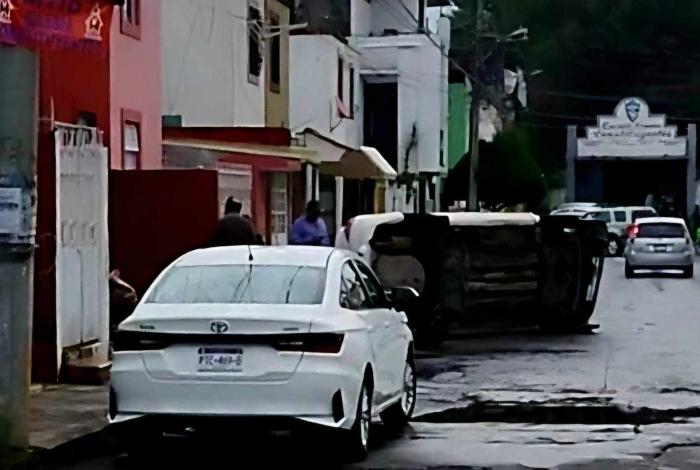 Auto choca contra coche estacionado y vuelca en el Infonavit Constituyentes de Uruapan