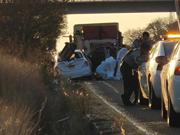  Auto choca contra contención metálica en la Morelia-Pátzcuaro; hay 1 muerto