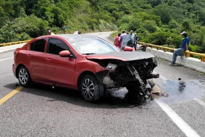 Auto choca contra la guarnición de un puente, en la autopista Siglo XXI