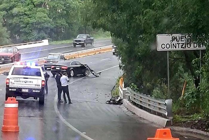 Auto choca contra muro de contención en la Morelia-Pátzcuaro