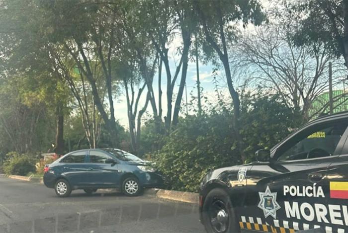 Auto choca contra objeto fijo en la avenida Madero Poniente de Morelia