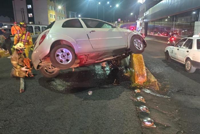 Auto choca contra puente en la Madero Poniente de Morelia; hay un herido