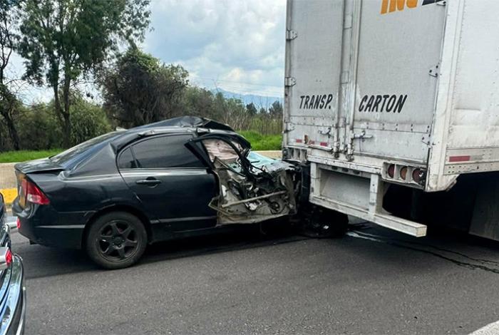 Auto choca contra retaguardia de tractocamión en la Morelia-Pátzcuaro; hay un herido