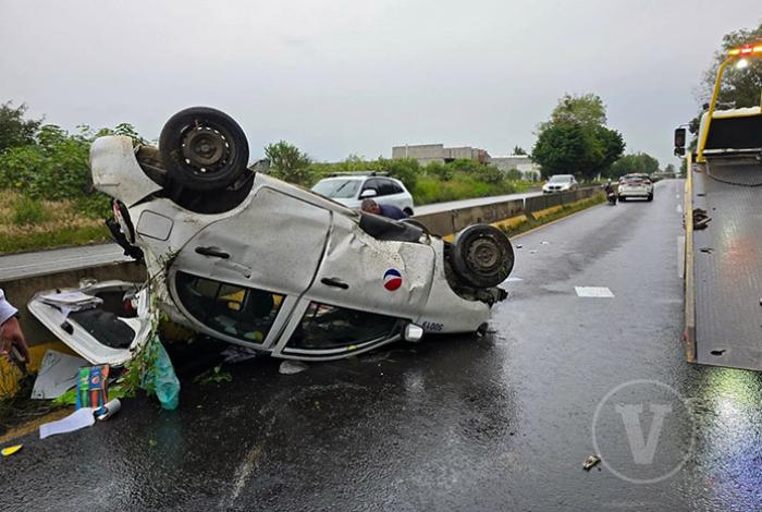 Auto de la Pepsi vuelca en la Morelia-Pátzcuaro; conductor sale ileso