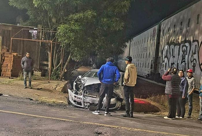 Auto es impactado por el tren en Tzurumútaro, Pátzcuaro