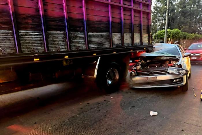 Auto impacta contra retaguardia de camión de carga; hay dos heridos