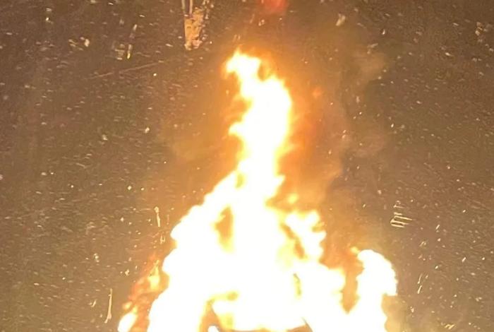 Auto se incendia en carretera Apatzingán–Cuatro Caminos