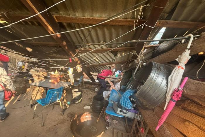 Auto se mete hasta un domicilio tras impactar una moto; hay dos lesionados