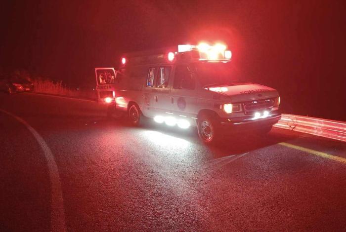 Auto se sale del camino en el Libramiento de La Piedad; no hubo heridos