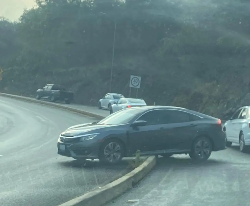 Auto sube a camellón de la avenida Alfredo Zalce