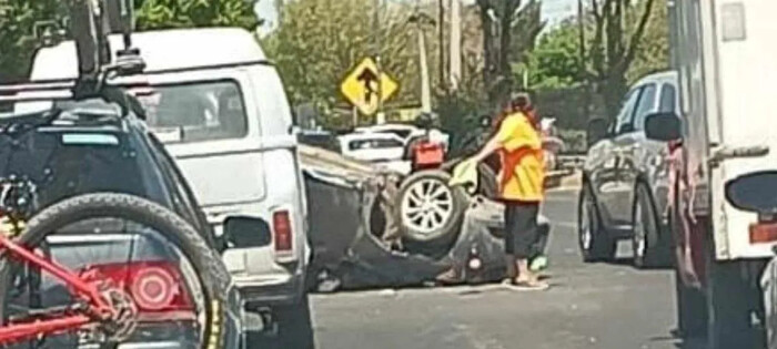  Auto vuelca en la Av. Morelos Norte de Morelia; hay 1 persona lastimada