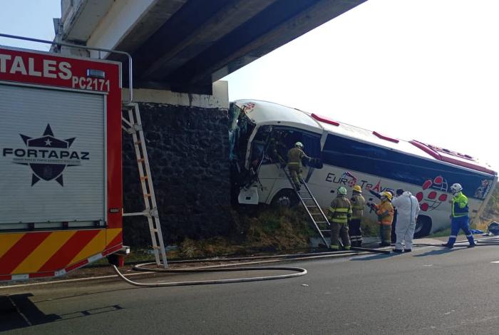 Autobús turístico se accidenta en la México-Guadalajara; hay 2 heridos