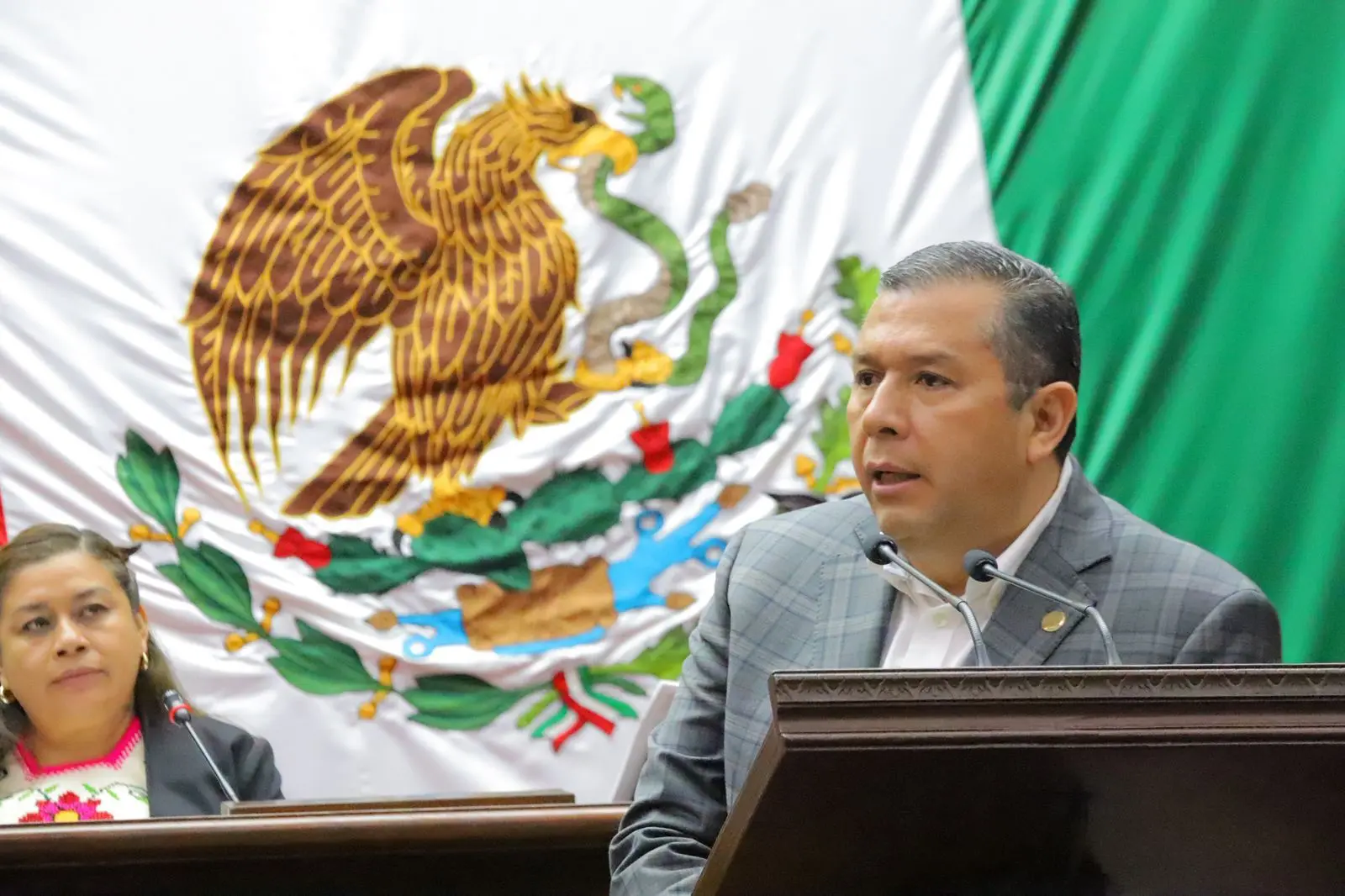 Automedicarse mata, Barragán busca frenar esta práctica peligrosa