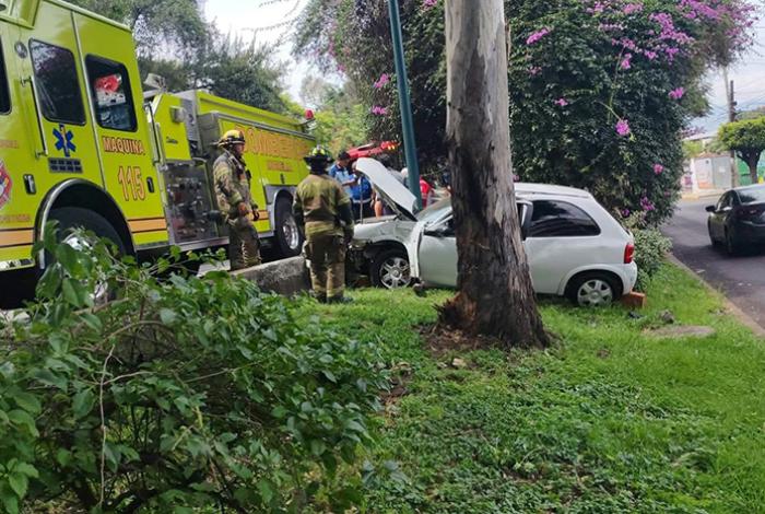 Automóvil choca y termina sobre el camellón de la avenida Camelinas, en Morelia