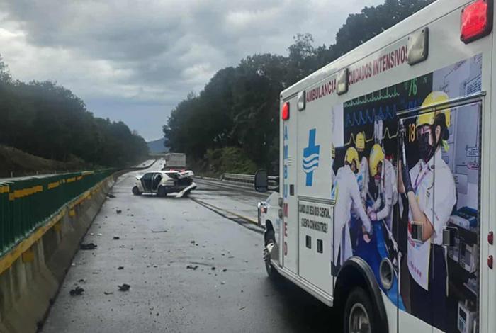 Automóvil se accidenta en la la Siglo XXI, en el tramo Pátzcuaro-Uruapan
