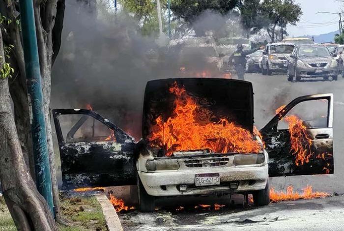 Automóvil se quema en la avenida Morelos Norte, cerca del Pabellón Don Vasco