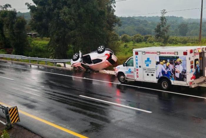 Automóvil vuelca en la Siglo XXI, tramo Pátzcuaro-Uruapan