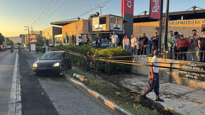 Automovilista choca contra poste y lo derriba, afuera de Plaza Andador Morelia