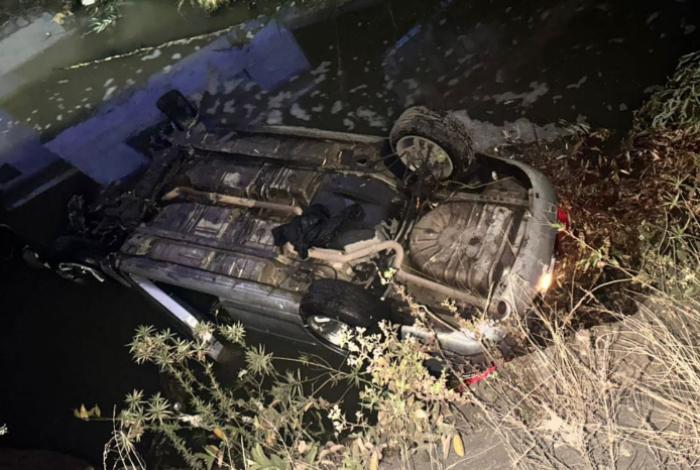 Automovilista de 22 años cae a canal de aguas negras en Morelia; resulta ileso