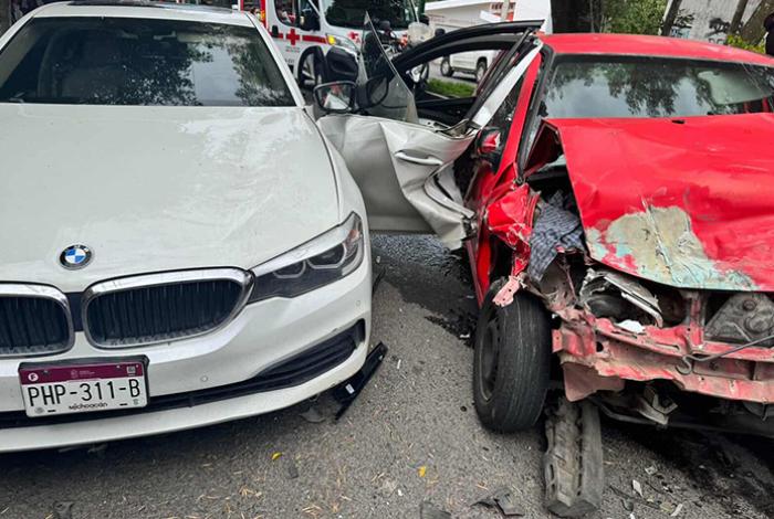 Automovilista muere al sufrir infarto y choca contra 2 vehículos, al sur de Morelia