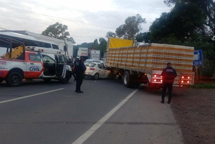 Automovilista muere tras chocar contra tráiler en la Zitácuaro-Morelia