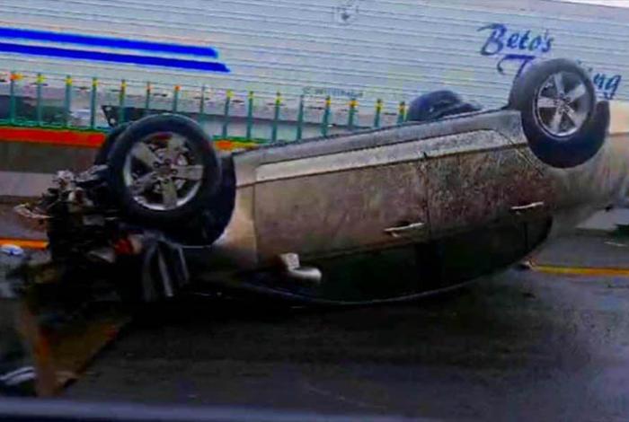 Automovilista resulta herido tras volcadura en la Siglo XXI