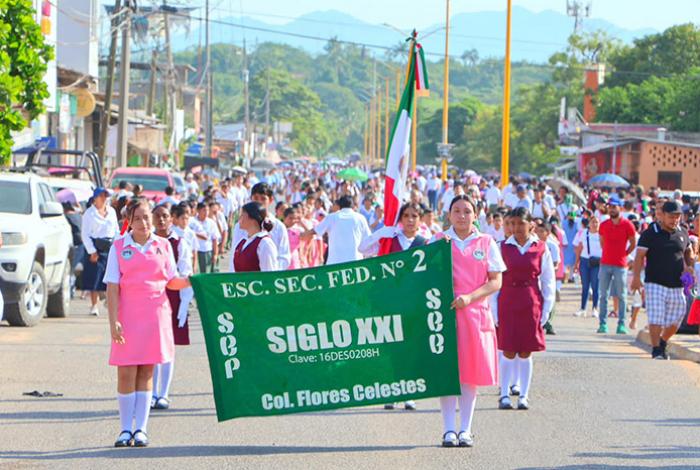 Autoridades acompañan tradicional Desfile Cívico de Las Guacamayas, en Lázaro Cárdenas