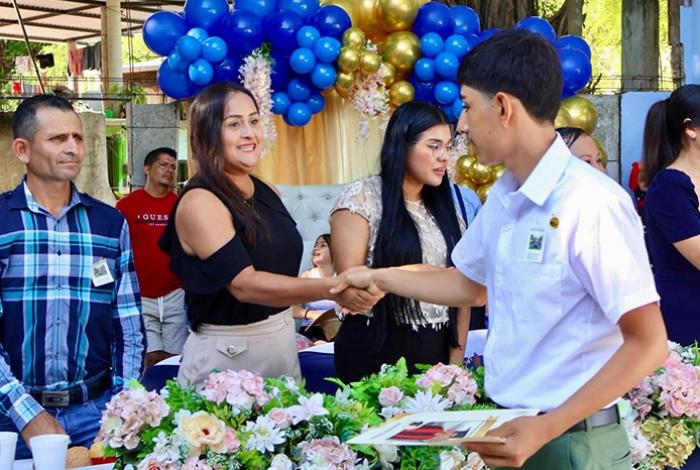 Autoridades de Lázaro Cárdenas acompañan a estudiantes en ceremonias de graduación 2026