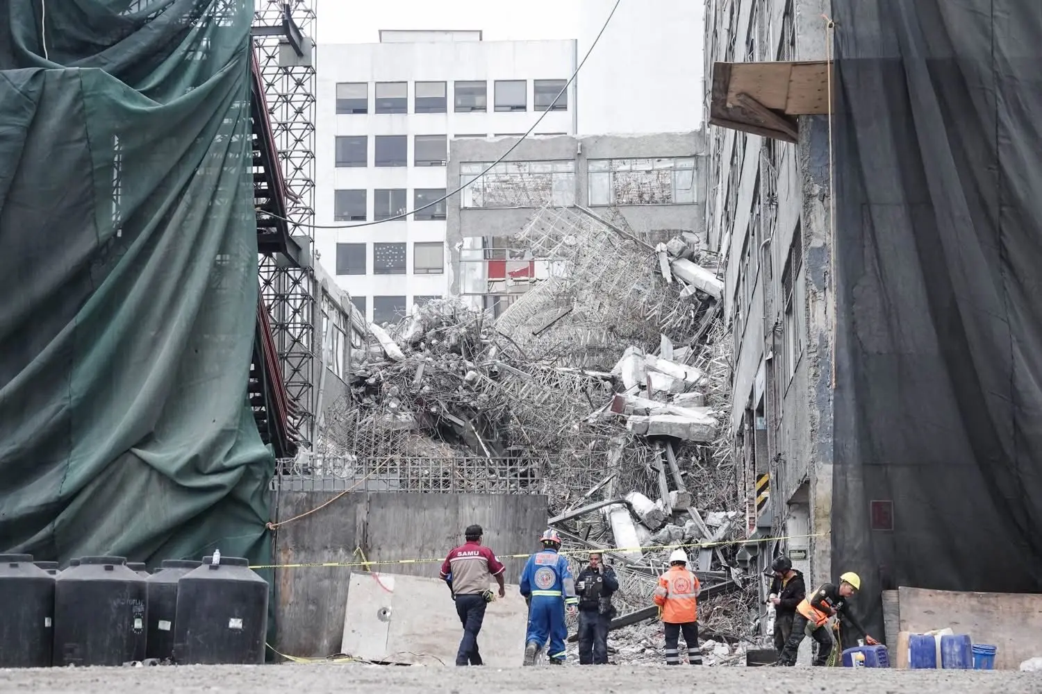 Autoridades investigan a empresa tras colapso de edificio en CDMX