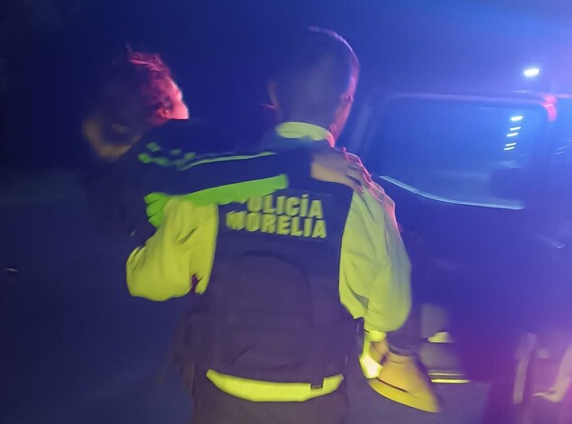 Auxilia Policía Morelia en traslado de emergencia a una mujer en labor de parto