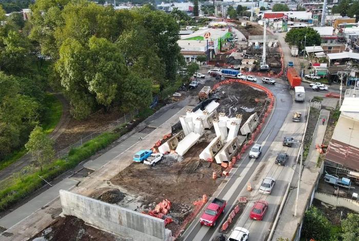 Avanza construcción de puente superior La Hielera en Uruapan: Bedolla