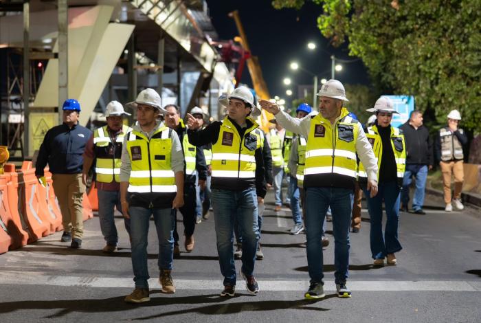 Avanza distribuidor Eréndira; supervisa Bedolla colocación de última trabe en puente sur